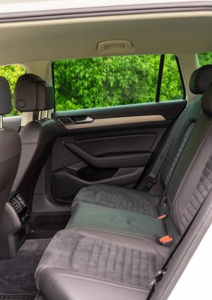 Volkswagen Passat cena 69990 przebieg: 253000, rok produkcji 2016 z Warszawa małe 562